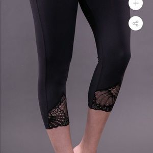Bottom Lace Capri Leggings